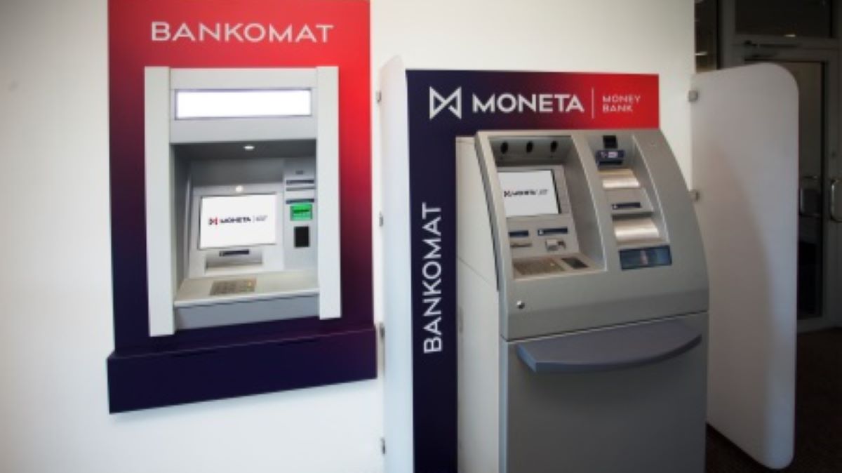 České banky začaly platit svým klientům. Stačí chodit do obchodu a zaplatí vám až 6 000 Kč