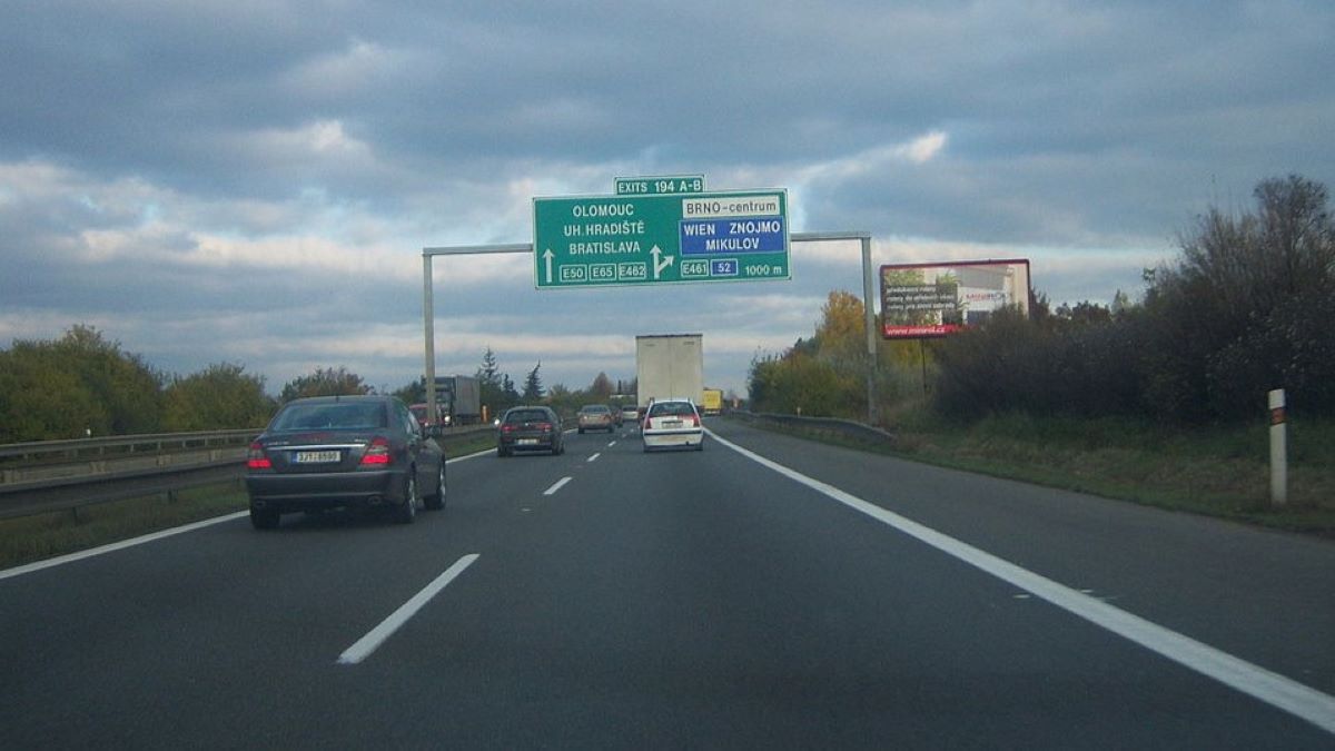 Je předjíždění zprava legální? Odpověď Čechy zneklidňuje. Zjišťují totiž, že řídí celý svůj život špatně