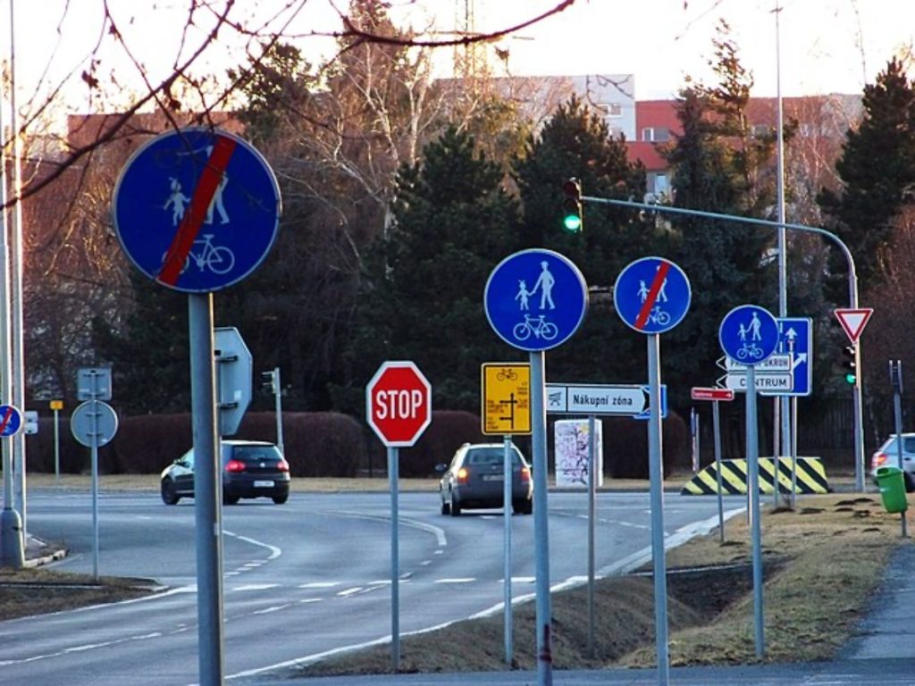 Nová dopravní značení v ČR: Zelené značky jsou pro řidiče velkou neznámou. Ministerstvo dopravy varuje před jejich nedodržováním 2 dopravni znacky silnice ridici