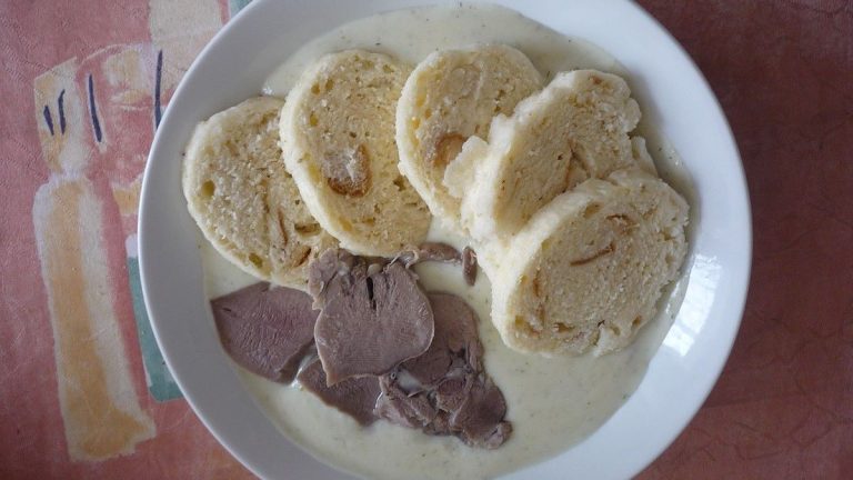 Obědy zdarma pro důchodce: Spousta z nich vůbec neví, že na něco takového mají nárok. Mohou to přitom využívat každý den 1 koprovka omacka koprova knedliky jidlo obed restaurace