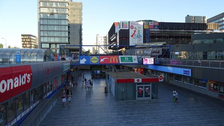 obchody metro nadrazi