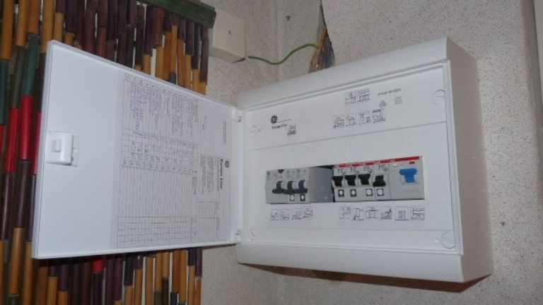 Stát vybraným Čechům zlevní elektřinu. I vám? Pokud ano, přijdete si v roce 2024 na pořádný balík peněz 1 pojistky elektrina elektricka energie