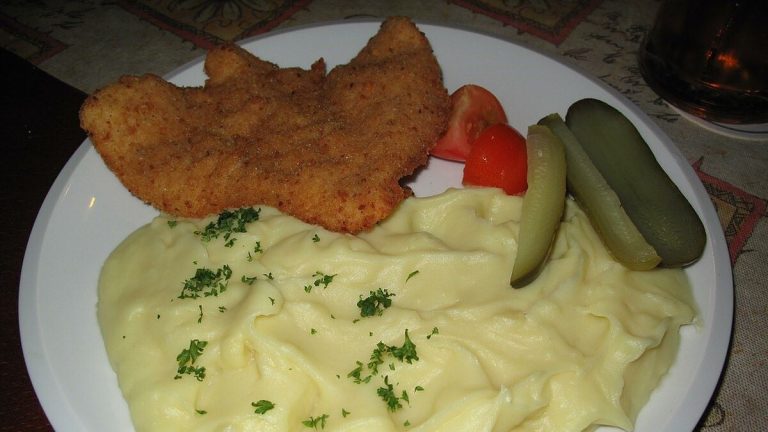 Nová cena řízku: 750 Kč. Hospodští jsou už úplně mimo realitu. Za tohle jim snad někdo zaplatí? 1 rizek obalovany bramborova kase obed jidlo