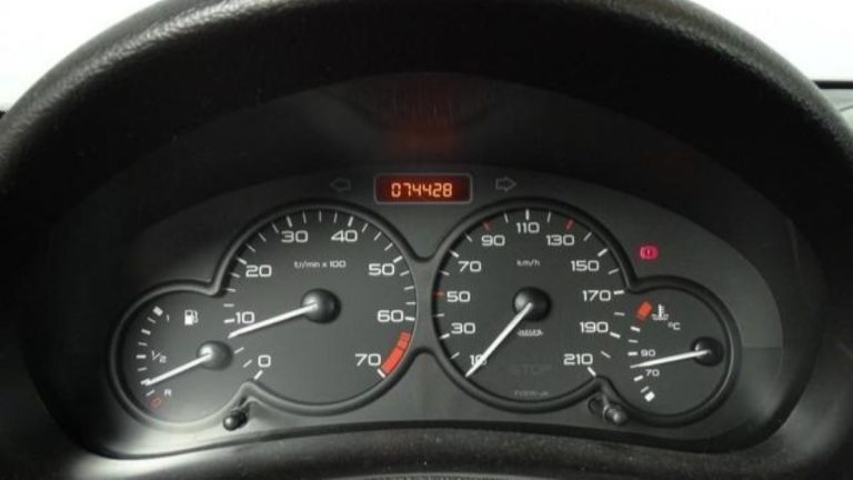Máte na autě najetý tento počet kilometrů? Výrobce vám dá na ruku odměnu 60 900 Kč 1 tachometr rychlost auto