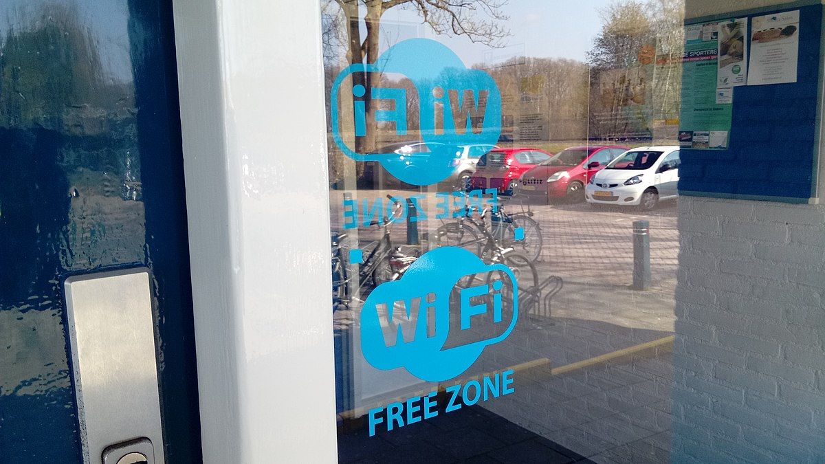 Češi se stávají oběťmi podvodu s názvem ďábelské dvojče. Stačí se připojit k veřejné WiFi a přijdete o peníze