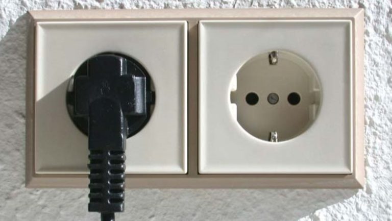elektrina zasuvka kabel nabijeni