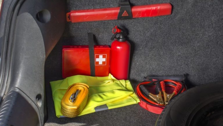 Nová povinná výbava: Začne platit už brzy. Jak bude vypadat a kolik za ni řidiči zaplatí? 1 kufr vybava auto lekarnicka hever