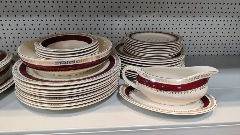 Máte doma tohle staré kuchyňské nádobí? Honem se podívejte, dostanete za něj přes 100 000 Kč 1 nadobi talire porcelan talir