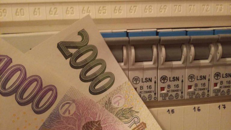penize bankovky energie jistice pojistky elektrina