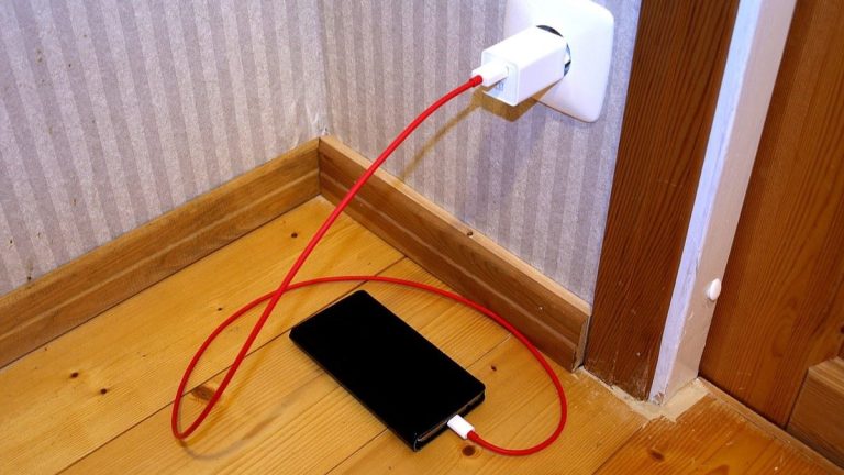telefon mobil nabijeni nabijecka zasuvka kabel