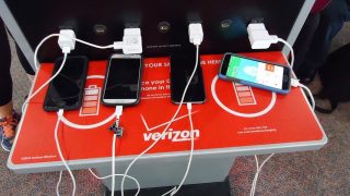 Varování: Kdokoliv, kdo si bude tímto způsobem nabíjet svůj telefon, schytá pokutu až 100 000 Kč. Kontroluje se to