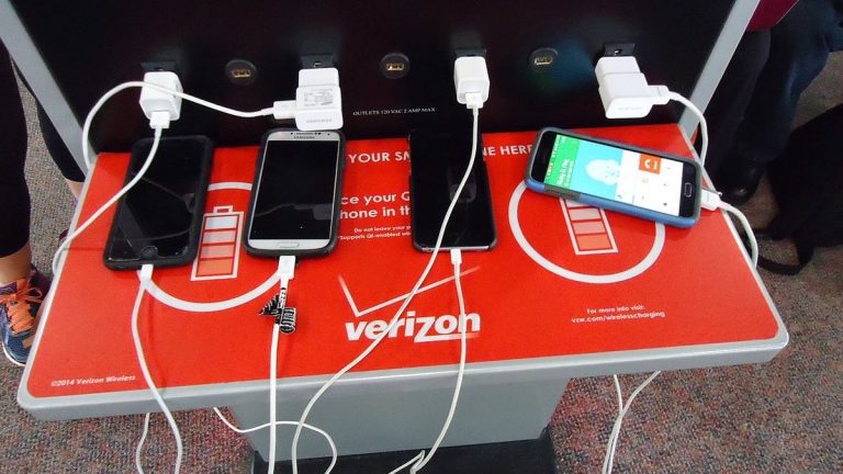Jednou si nabijete telefon tímto kabelem a přijdete o peníze. Nejde o vtip, stal se teď oblíbeným cílem hackerů 1 telefon nabijeni nabijecka kabel telefony mobil