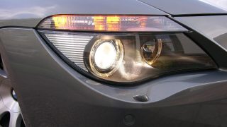 Policie si došlápne na všechny řidiče. Kdo bude používat tato světla, zaplatí pokutu a přijde o řidičák