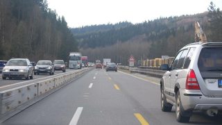 Poplatek za jízdu po dálnici. Kdo bude chtít jezdit v levém pruhu, odevzdá státu peníze navíc