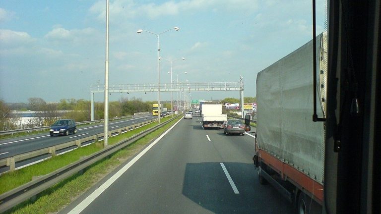 Zákaz předjíždění na dálnicích: Češi zuří, budou se muset ploužit v pravém pruhu. Kdo to poruší, dostane pokutu 5500 Kč 1 dalnice silnice auto auta predjizdeni