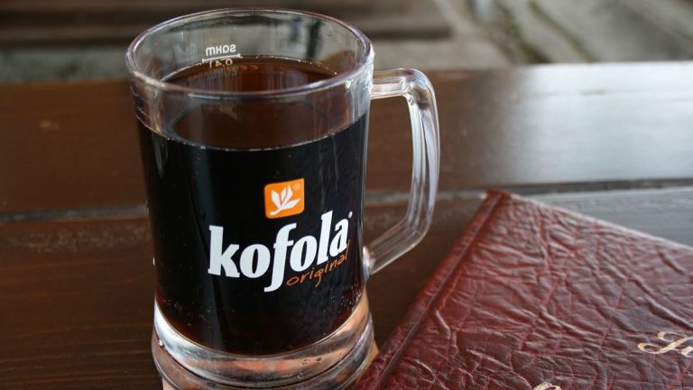 1 litr Kofoly za 1200 Kč: Oblíbený nápoj Čechů má novou cenovku. Tohle snad prodejci ani nemyslí vážně 1 kofola sklenice napoj