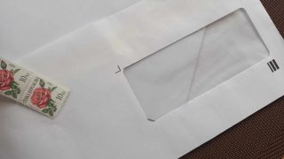 Máte doma staré poštovní známky? Nevyhazujte je, některé z nich se dají prodat za miliony korun