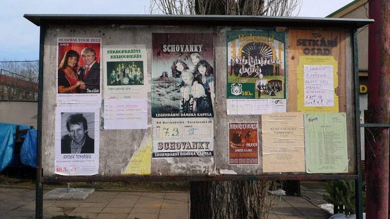 Nemáte doma náhodou nějaké staré plakáty? V devadesátkách je měl na zdi každý, dnes se prodávají za miliony korun 1 plakat plakaty vyveska