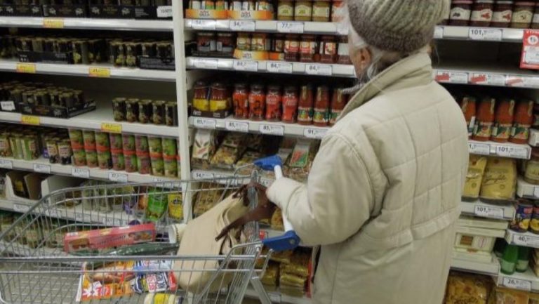 supermarket obchod senior duchodce nakupovani nakupni kosik potraviny