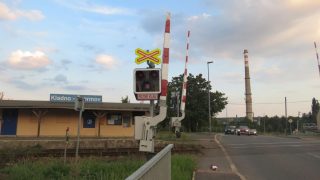 Pozor: Kdo v autě pojede špatně přes železniční přejezd, ten dostane pokutu 5 500 Kč a vezmou mu na 6 měsíců řidičák