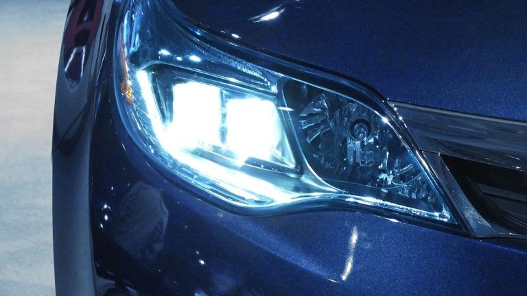 Kdo bude svítit na autě těmito světly, dostane od policie okamžitě brutální pokutu. Nedoplatíte se 1 auto svetla svetlo sviti