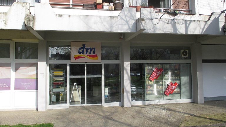 Řetězec DM stahuje z prodeje jeden ze svých oblíbených produktů. Našla se v něm nebezpečná bakterie 1 dm drogerie obchod