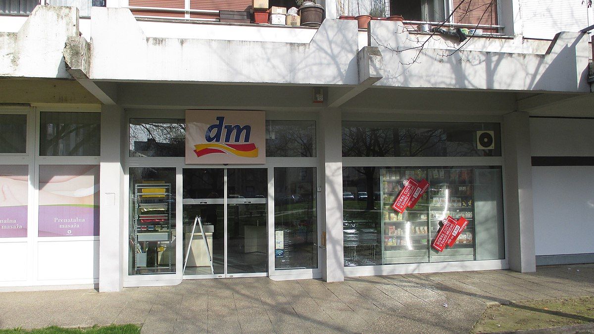 Řetězec DM stahuje z prodeje jeden ze svých oblíbených produktů. Našla se v něm nebezpečná bakterie