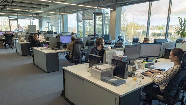 Velké propouštění je za rohem: Oznámily ho všechny tyhle firmy. Pracujete u jedné z nich? 1 kancelar opec space prace pracovnici zamestnanci firma