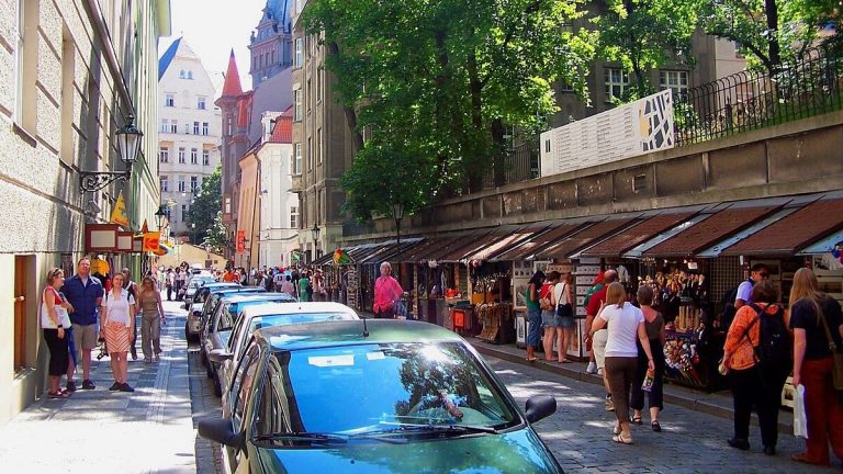 praha lidi turisti centrum ulice