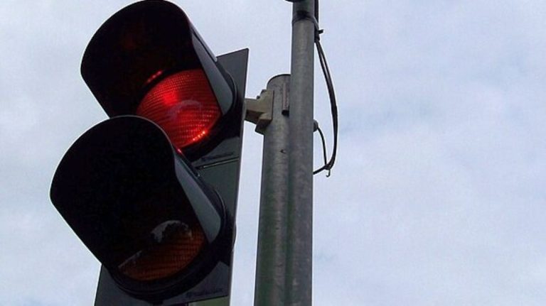 Jízda na červenou může být legální. V této situaci řidičům pokuta nehrozí, mnozí o tom vůbec neví 1 semafor cervena