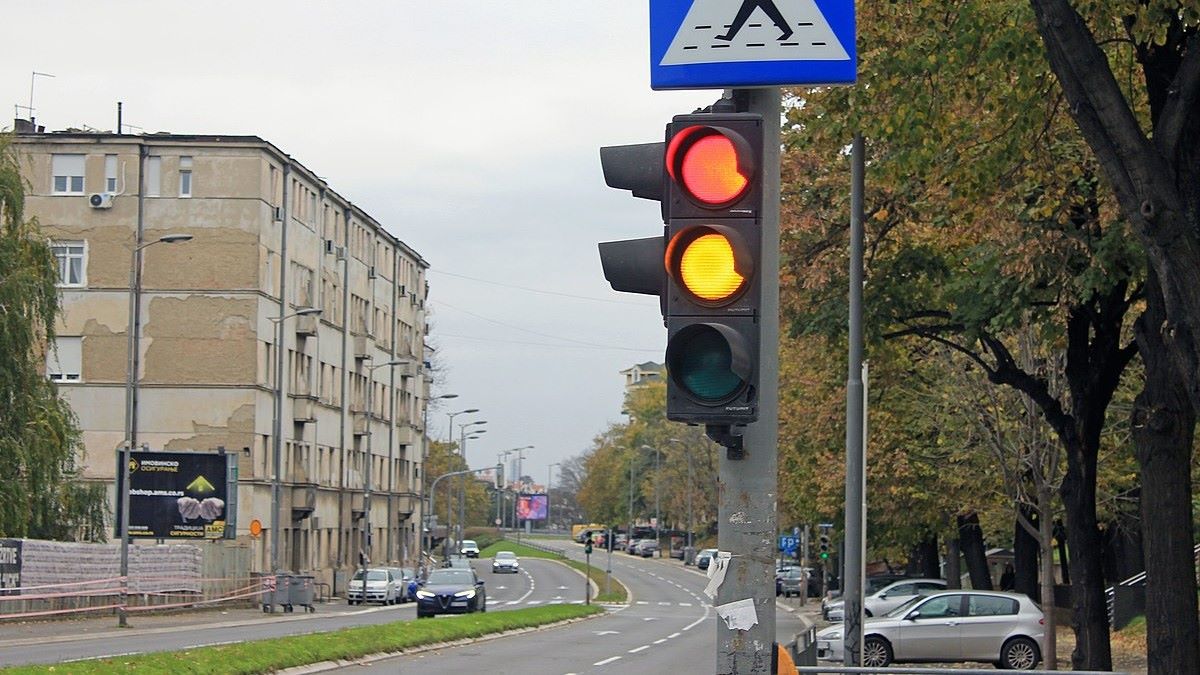 Zcela nové světlo na semaforech. Význam čtvrté barvy je řidičům stále neznámý