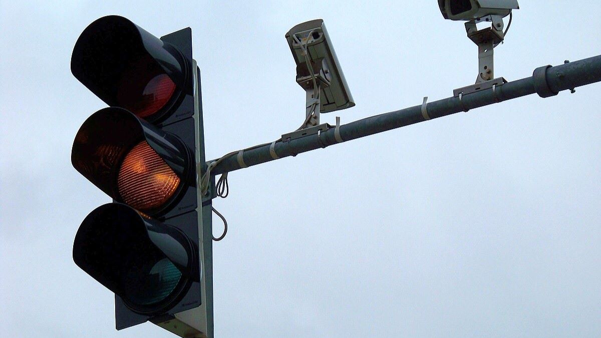 Jak je to s jízdou na žlutou? Policisté ji někdy vnímají jako jízdu na červenou. Může vám pak hrozit pokuta i 25 000 Kč