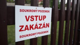 Zákaz procházek v ČR: Nejde o vtip. Kdo se rozhodne nadýchat se v lese čerstvého vzduchu, ten na to tvrdě doplatí