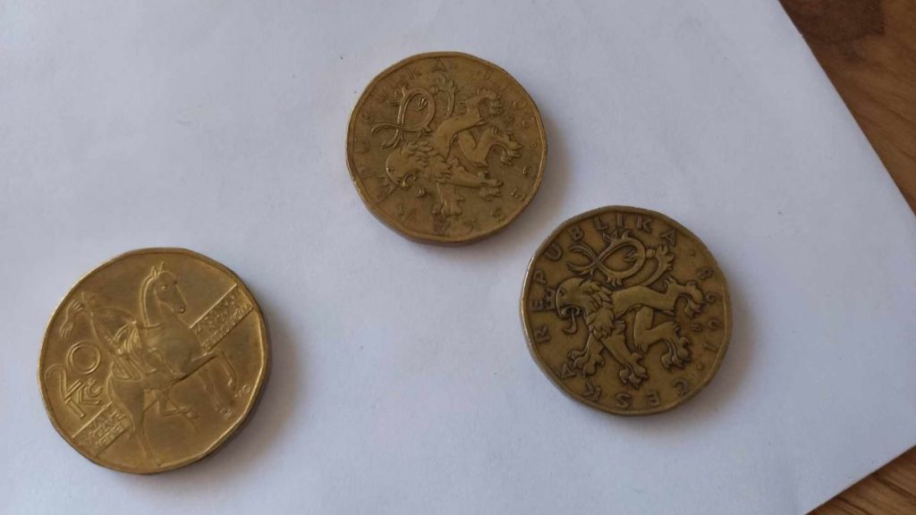 mince dvacetikoruna penize