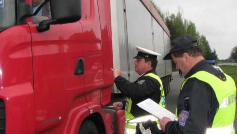 Na řidiče čekají letos nepříjemné novinky. Jedna přísná kontrola za druhou a spousta vysokých pokut 1 policie kontrola pokuta auto policiste