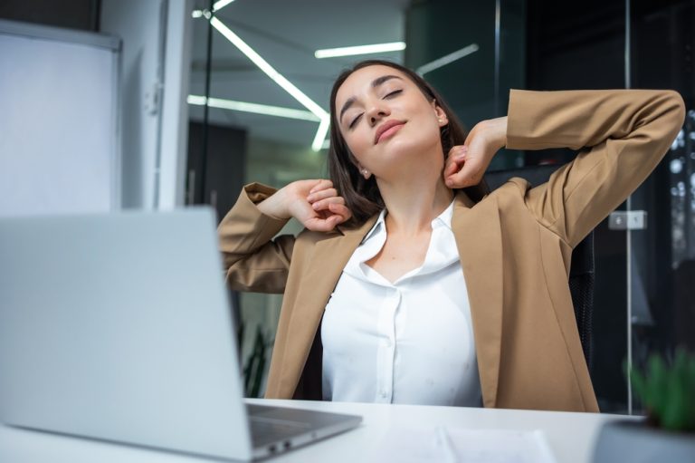 3 pádné důvody, proč si pořídit kvalitní kancelářskou židli 1 shutterstock 2433895997