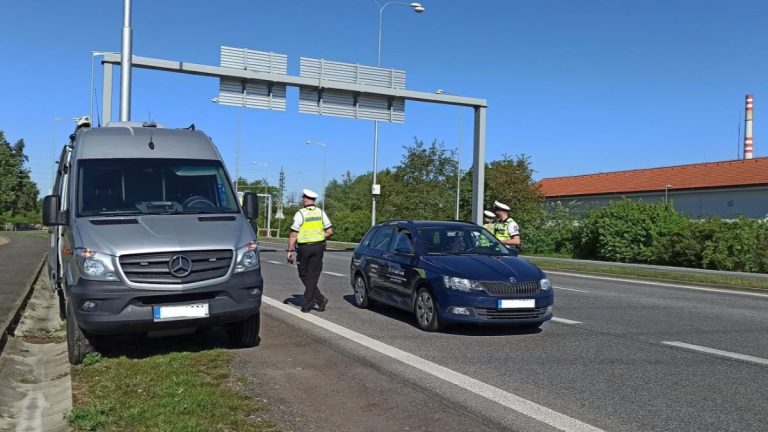Češi na dálnici neustále chybují. Pak přichází o peníze a policie je nucena jim brát řidičáky 1 auta silncie dalnice policie pokuta