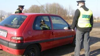 Policie začala řidičům zabavovat auta: O své vozy už přišlo několik řidičů. Teď musí do práce pěšky, nebo autobusem