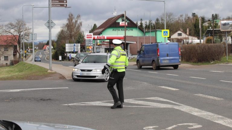 auto silnice auta krizovatka policie policista