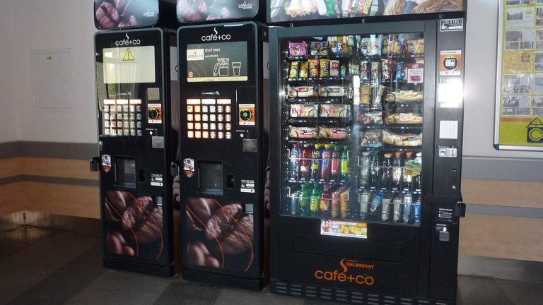 Vláda chystá plošné zdražení oblíbených nápojů. Spousta Čechů si je brzy nebude moct dovolit 1 automat napoje kava kafe