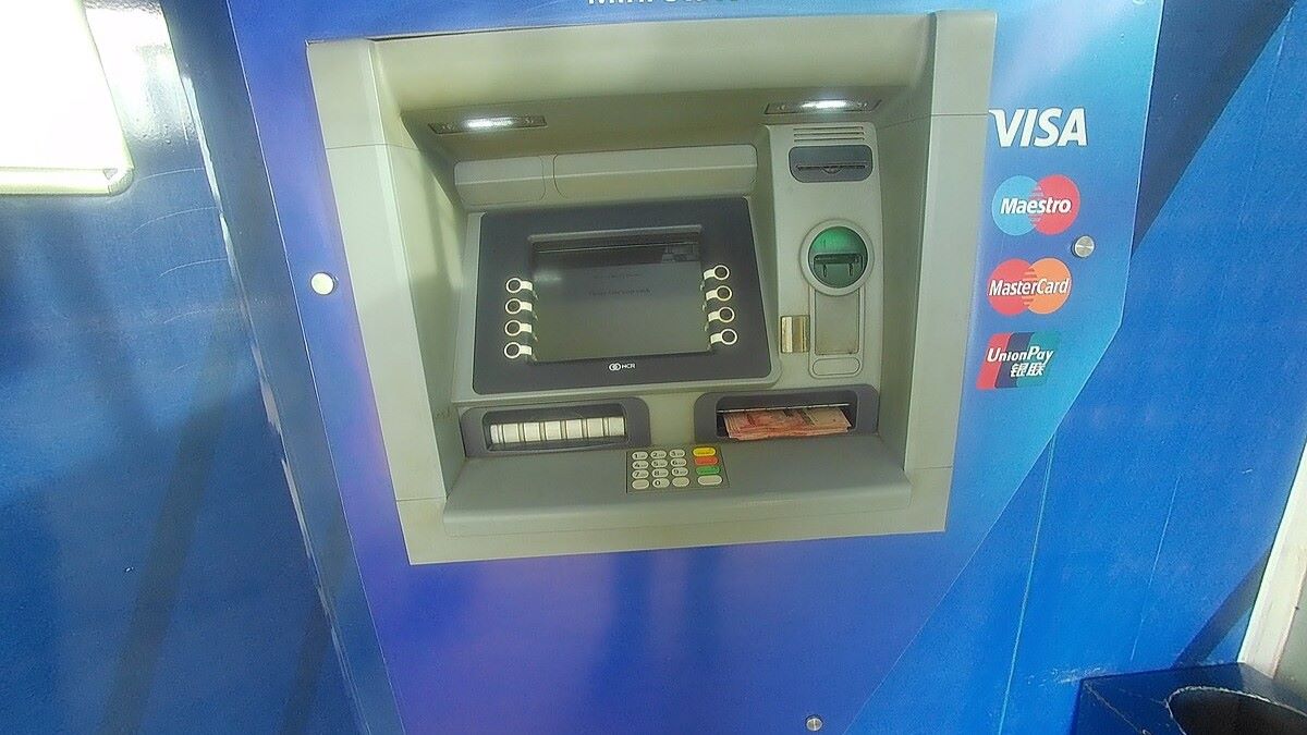 Češi zuří: Za výběr z bankomatu teď zaplatí úplně každý. Až 98 Kč za jediný výběr