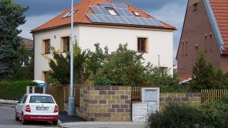 Chcete fotovoltaiku? ČEZ ji teď rozdává úplně zadarmo. Češi se po ni vrhli jako diví