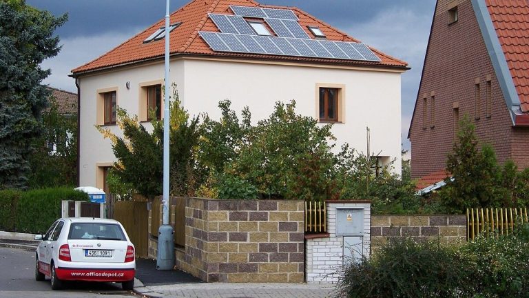 dum auto solarni panely solary fotovoltaika strecha