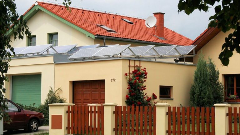 Majitelům solárních panelů letos hrozí vysoká pokuta. Kdo si neohlídá důležitou věc, zaplatí peníze navíc 1 dum solarni panely solary fotovoltaika strecha