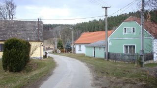 Velká skupina Čechů nedávno přišla o své domy a pozemky. Už jim nepatří, propadly totiž státu