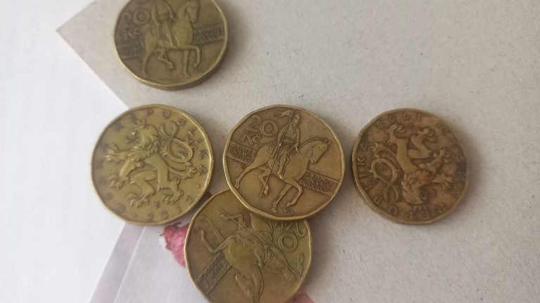 20 Kč mince v hodnotě téměř 500 000 Kč. Podívejte se do peněženky, zda ji tam náhodou nemáte. Poznat se dá velmi snadno 1 mince penize dvacetikoruna dvacet korun 20