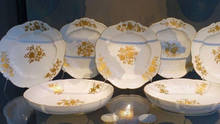 Používáte doma tohle staré kuchyňské náčiní? Ověřte si to, získáte za něj přes 100 000 korun 1 nadobi talire porcelan