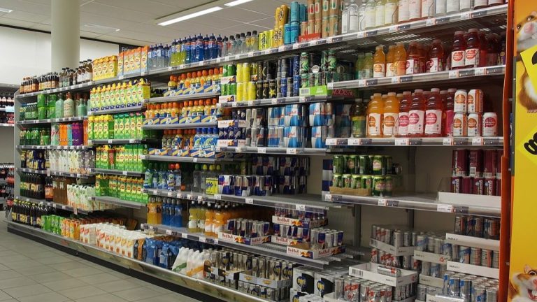 Vláda: Nápoje v obchodech brzy astronomicky zdraží. Kdo může, měl by si dopředu udělat zásoby svého oblíbeného pití 1 napoje supermarket energy drink