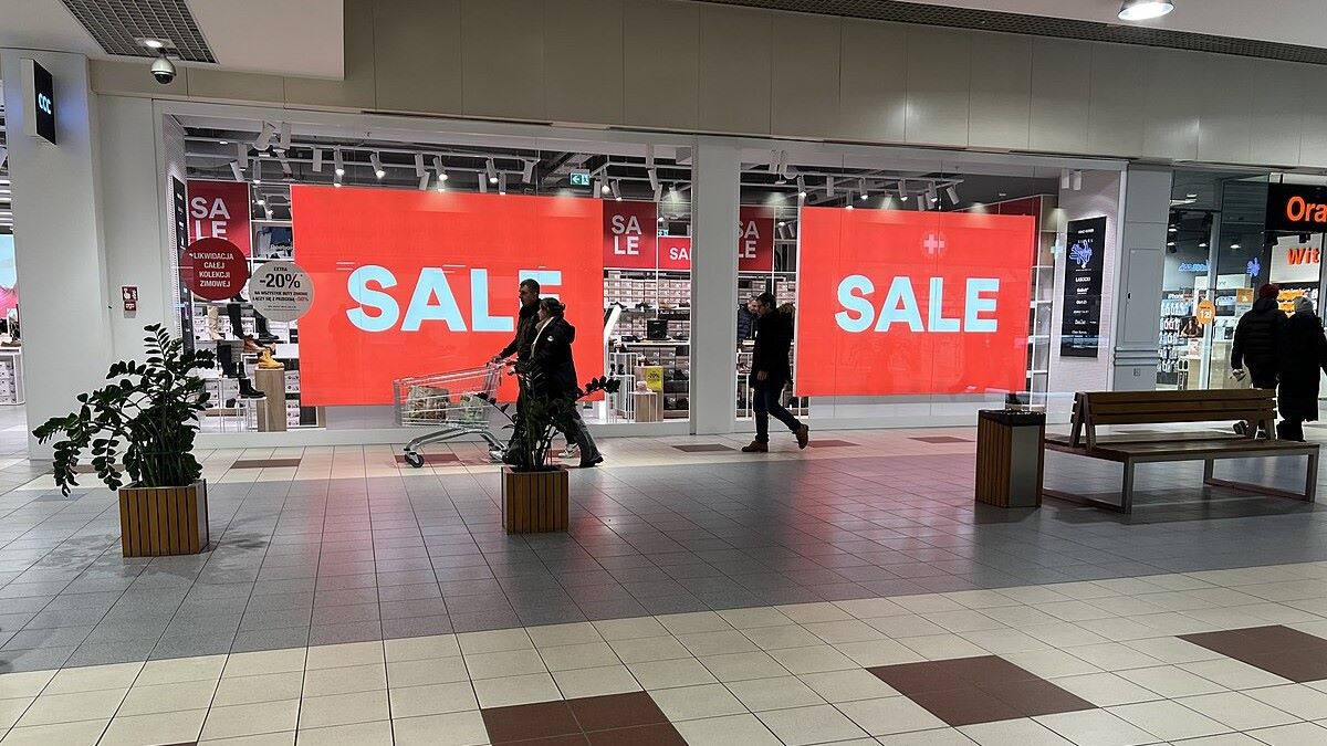 Obchody lákají na povánoční výprodeje. Některé slevy jsou ale klamavé a zákazníci zbytečně přeplatí