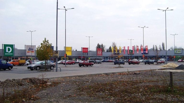 Jeden z nejoblíbenějších obchodních řetězců ze dne na den skončil. Teď už si tam nenakoupíme 1 ocbhody retezce auta parkoviste nakupovani